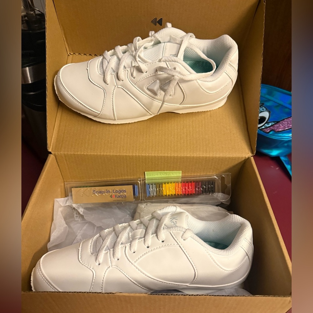 NEW** girls cheer shoes size 6 CHEERFUL